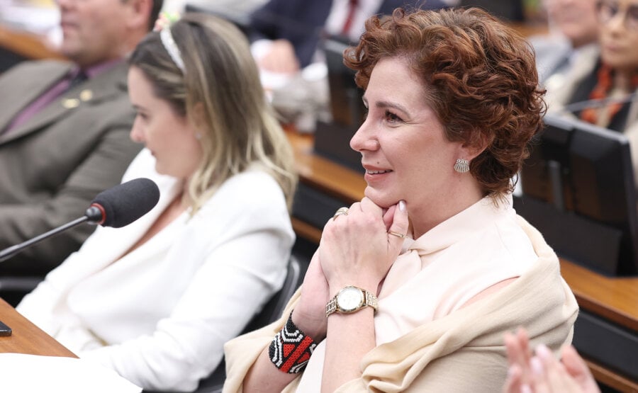 Ré por porte ilegal de armas e constrangimento ilegal, Carla Zambelli encabeça pedido de impeachment de Lula. Foto: Myke Sena/Câmara dos Deputados