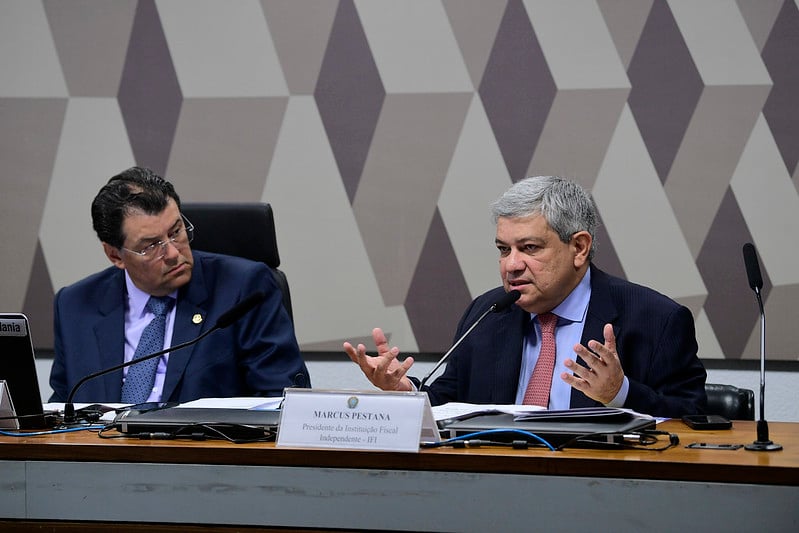 Marcus Pestana, presidente da IFI, durante audiência sobre a reforma tributária com o relator da proposta, Eduardo Braga (à esquerda). Foto: Pedro França/Ag. Senado