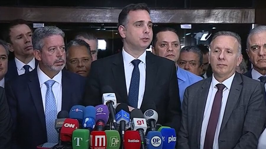 Os presidentes do Senado e da Câmara, Rodrigo Pacheco e Arthur Lira, em entrevista a jornalistas  na entrega da reforma tributária. Imagem: Reprodução/YouTube