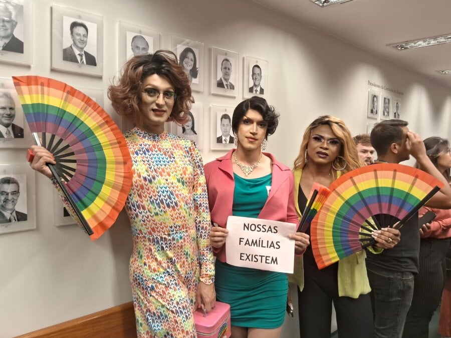 Militantes LGBTQIA+ reagiram com protestos na Comissão de Previdência, Assistência Social, Infância, Adolescência e Família nesta terça-feira (19). Representantes da comunidade LGBTQIA+ buscam impedir o avanço do Projeto de Lei 580/2007, que pode provocar um retrocesso em relação à união homoafetiva, Foto: caio Luiz/Congresso em Foco