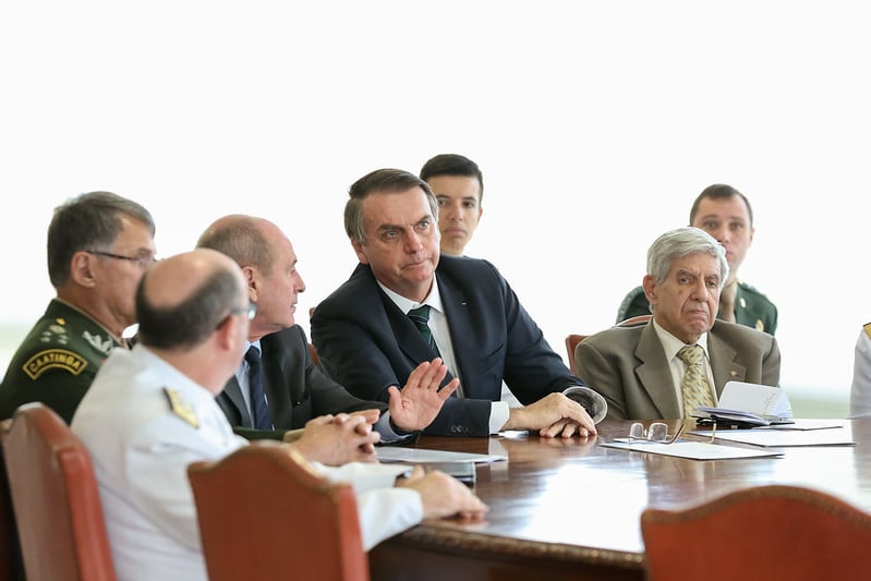 Presidente da República, Jair Bolsonaro durante encontro realizado em 22/02/19 com Fernando Azevedo, Ministro de Estado da Defesa; Almirante de Esquadra Ilques Barbosa Júnior, Comandante da Marinha do Brasil; General de Exército Edson Leal Pujol, Comandante do Exército Brasileiro; Tenente-Brigadeiro do Ar Antonio Carlos Moretti Bermudez, Comandante da Aeronáutica; Almirante Esq Cláudio Portugal de Viveiros, Chefe do Estado-Maior Conjunto das Forças Armadas, Interino, e Alte Esq Almir Garnier Santos, Secretário-Geral do Ministério da Defesa. Foto: Marcos Corrêa/PR