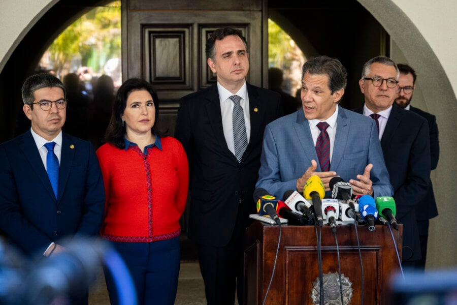 Na última semana, o ministro da Fazenda, Fernando Haddad, esteve em pelo menos duas oportunidades com senadores em torno de apoio para as medidas fiscais do governo, além do presidente da Casa, Rodrigo Pacheco (PSD-MG), com quem o ministro também conversou. Quem também reforçou o pedido de apoio aos senadores foi o ministro das Relações Institucionais, Alexandre Padilha. Foto: Pedro Gontijo/Agência Senado