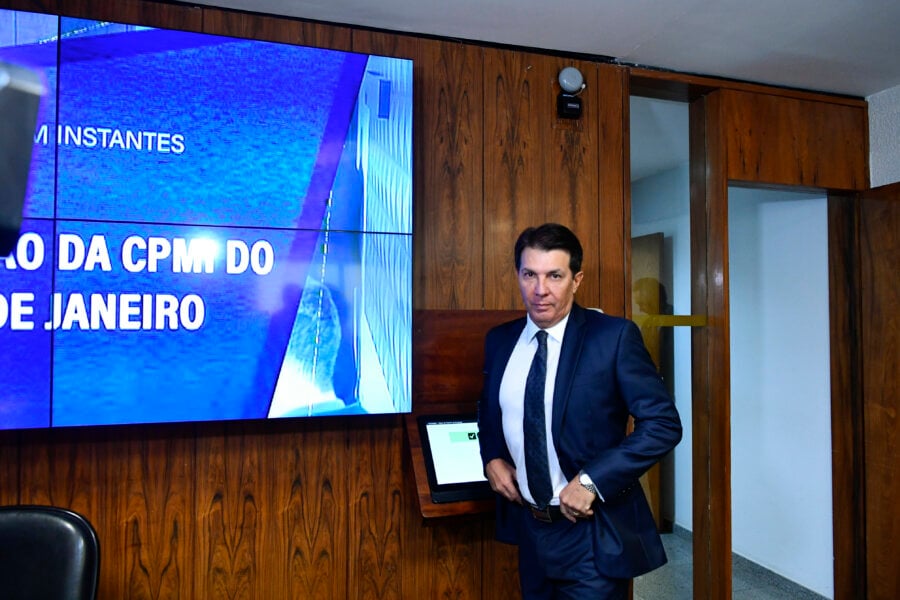 Comissão Parlamentar Mista de Inquérito dos Atos de 8 de Janeiro de 2023 (CPMI - 8 de Janeiro) teve suspenso o depoimento do acusado de planejar atentado próximo ao aeroporto de Brasília. Na foto, o presidente da CPMI do 8 de Janeiro, deputado Arthur Oliveira Maia (União-BA), chega à sala.
Foto: Geraldo Magela/Agência Senado