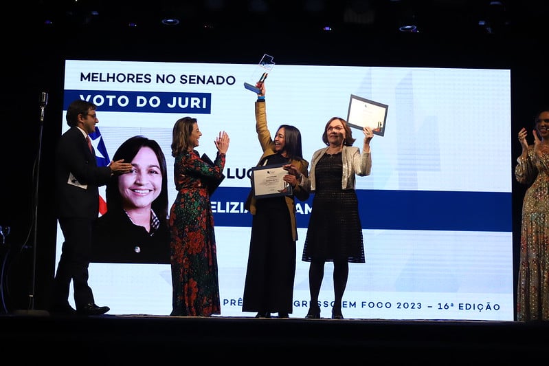 Eliziane Gama é só alegria ao ser premiada como a melhor do Senado na avaliação dos jornalistas. Com ela, as senadoras Zenaide Maia e Soraya Thronicke