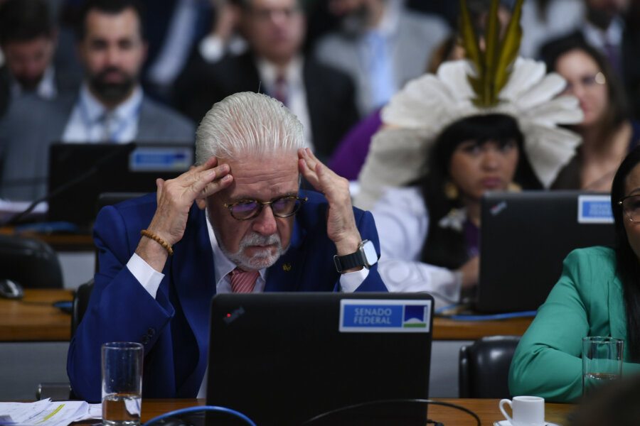 O líder do governo no Senado, Jaques Wagner, e uma liderança indígena ao fundo durante reunião da CCJ em que foi aprovado o marco temporal. Foto: Edilson Rodrigues/Ag. Senado