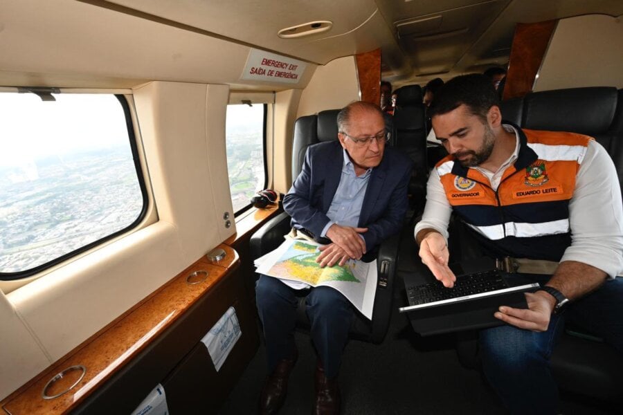 Geraldo Alckmin chegou ao município gaúcho de Canoas, onde se juntou ao governador Eduardo Leite para visitar região devastada pelas chuvas. Foto: Cadu Gomes