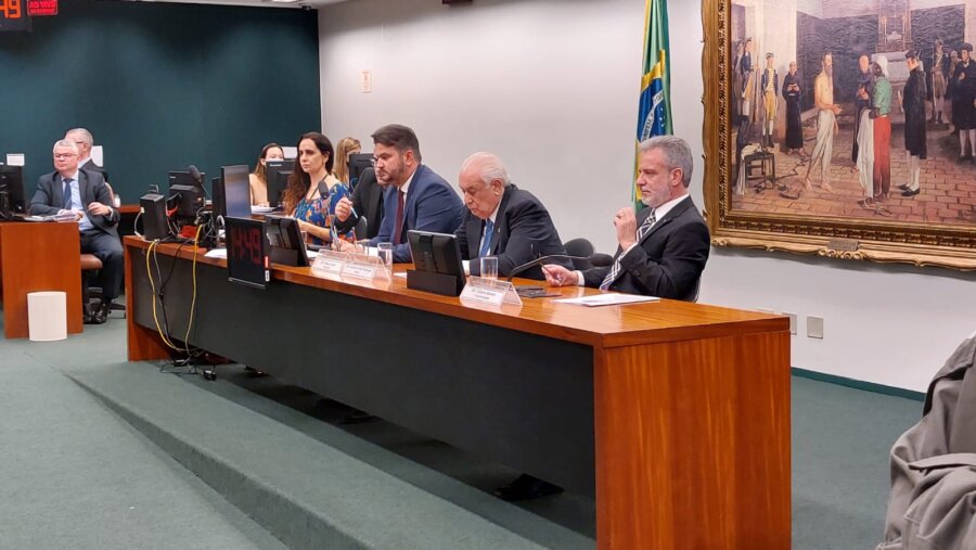 Mesa da comissão da PEC 9: votação foi adiada novamente. Foto: Lucas Neiva/Congresso em Foco