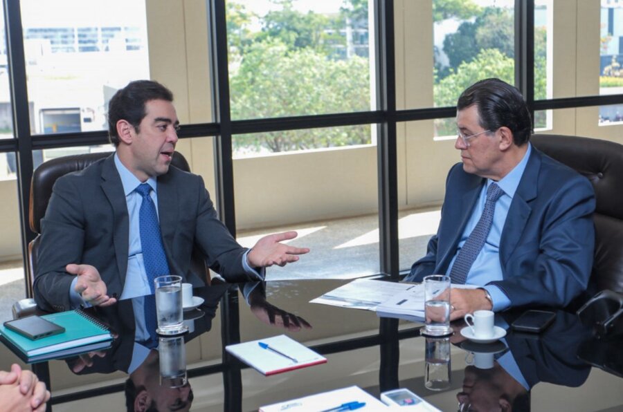 Bruno Dantas entregou relatório a Eduardo Braga nesta quinta-feira. Foto: Jonas Carvalho