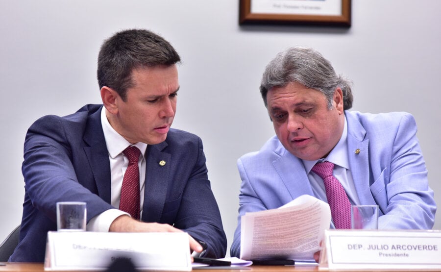 Felipe Carreras e Júlio Arcoverde comandaram a CPI das Apostas Esportivas, que terminou sem votar relatório final. Foto: Agência Câmara