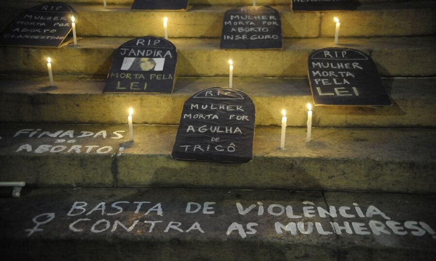 Protesto no Dia Internacional de Combate à Violência contra a Mulher, pelo fim da violência contra as mulheres, em frente à Câmara de Vereadores do Rio em 2017. Foto: Fernando Frazão/Agência Brasil