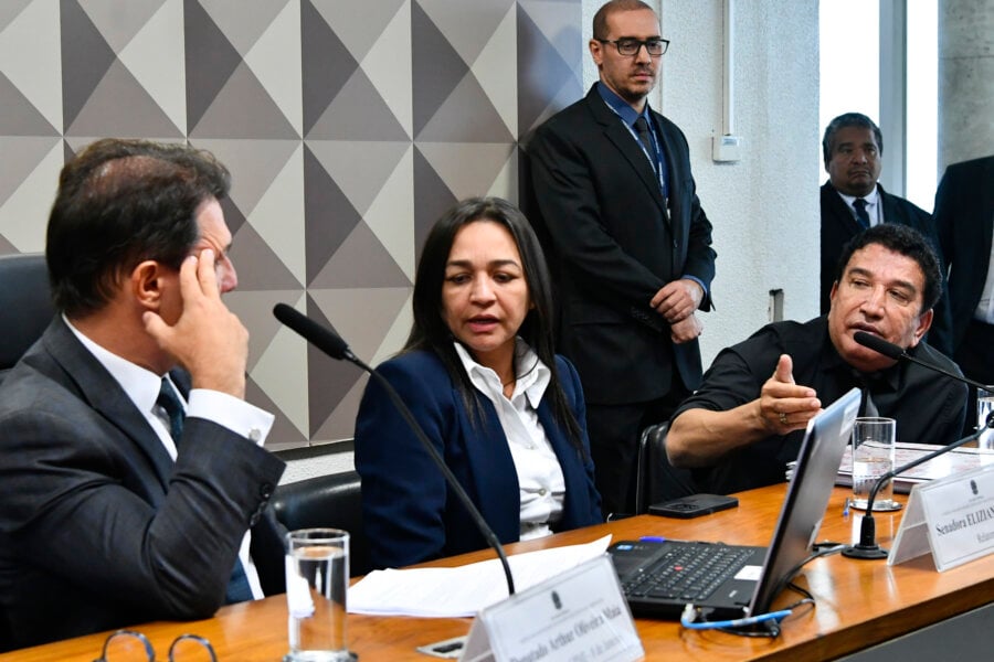 Comissão Parlamentar Mista de Inquérito dos Atos de 8 de Janeiro de 2023 (CPMI) não irá realizar a audiência de quinta-feira (5).

Mesa:
presidente da CPMI do 8 de Janeiro, deputado Arthur Oliveira Maia (União-BA); 
relatora da CPMI do 8 de Janeiro, senadora Eliziane Gama (PSD-MA); 
2° vice-presidente da CPMI do 8 de Janeiro, senador Magno Malta (PL-ES). 
  
Foto: Geraldo Magela/Agência Senado