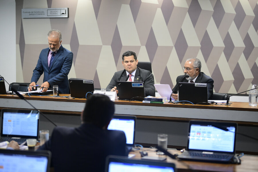 Comissão de Constituição, Justiça e Cidadania (CCJ) realiza reunião com 15 itens. CCJ do Senado aprovou na manhã desta quarta-feira (4) uma PEC que altera as regras para pedido de vista e para decisões individuais.
Mesa:
presidente da CCJ, senador Davi Alcolumbre (União-AP);
senador Paulo Paim (PT-RS).

Foto: Pedro França/Agência Senado