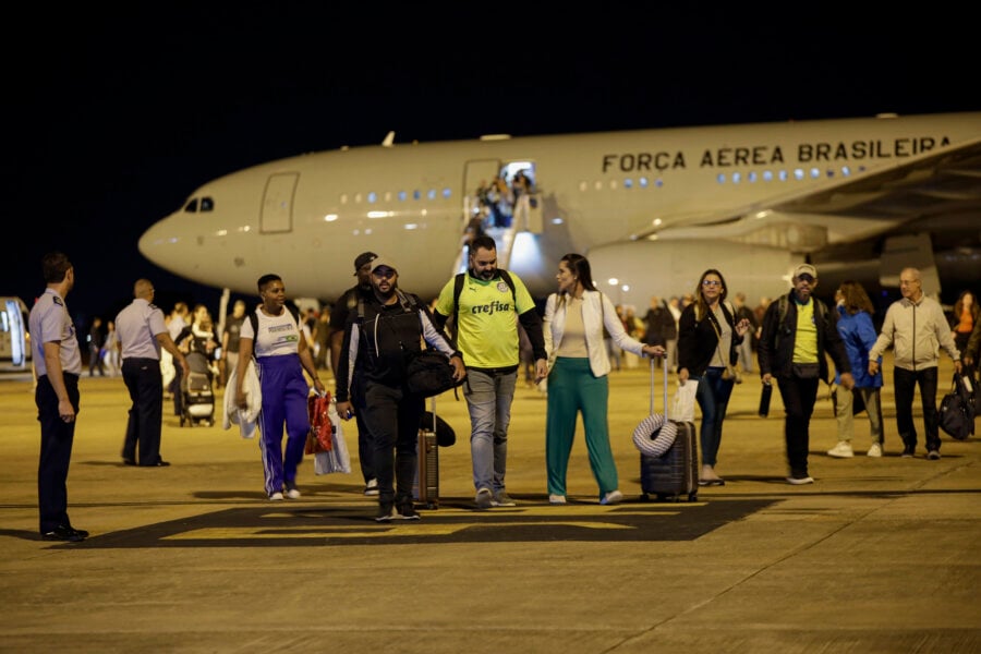 Brasileiros retornando de Israel neste domingo (15). Foto: Joédson Alves/Agência Brasil