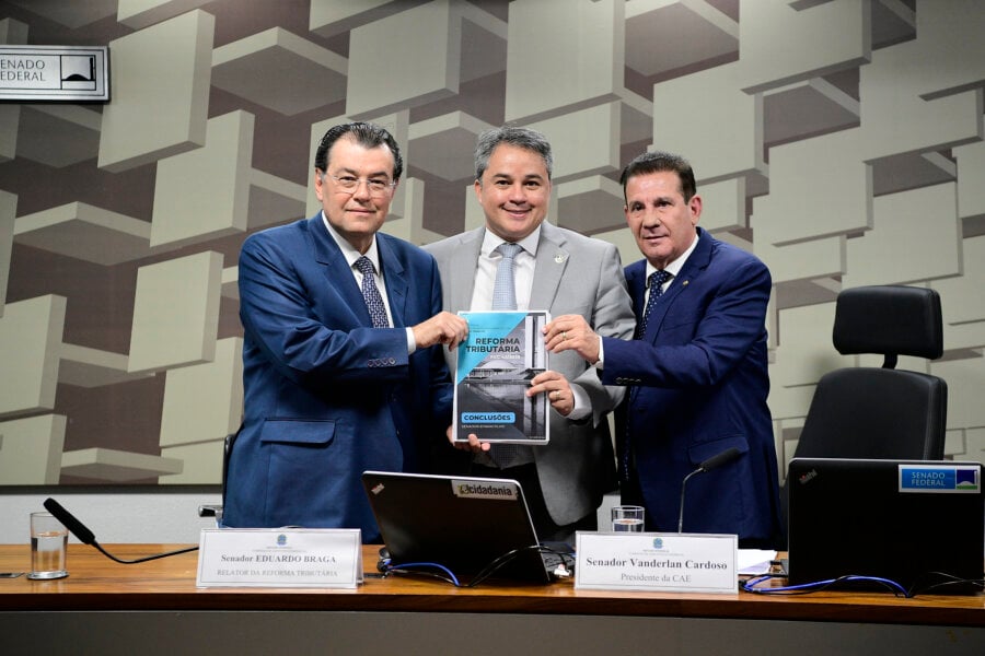 Eduardo Braga recebeu do presidente da CAE, Vanderlan Cardoso, e do relator do GT do sistema tributário, Efraim Filho, sugestões para a reforma tributária. Pedro França/Ag. Senado