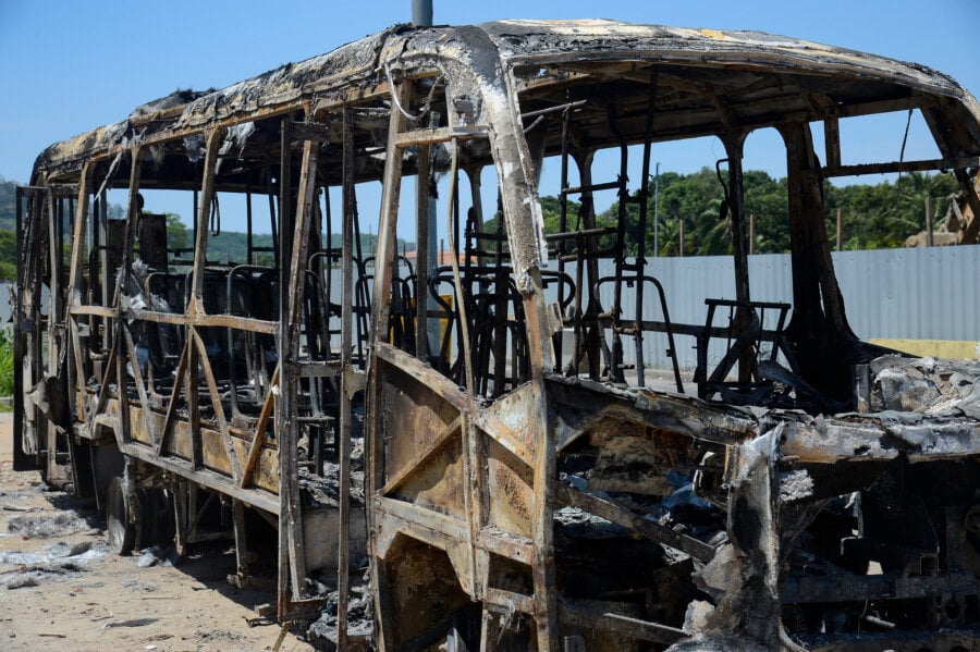 Carcaça de ônibus incendiado no Rio de Janeiro. Foto: Tomaz Silva/Agência Brasil