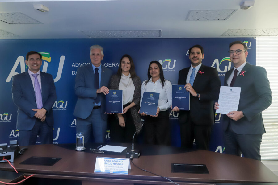 A senadora Eliziane Gama entregou o relatório da CPMI para o ministro-chefe da AGU, que abriu procedimento contra os 61 alvos de pedido de indiciamento pela CPMI. Foto: AGU