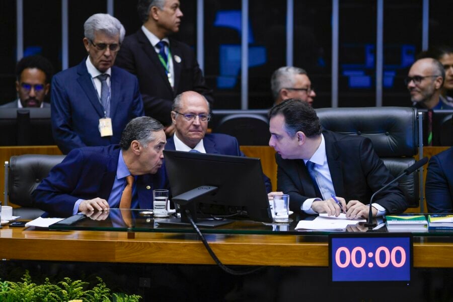 Presidido por Pacheco (dir.), o Senado tem vivido tensão com o STF, de Luis Roberto Barroso (esq.), nos últimos meses. Foto: Edilson Rodrigues/Agência Senado