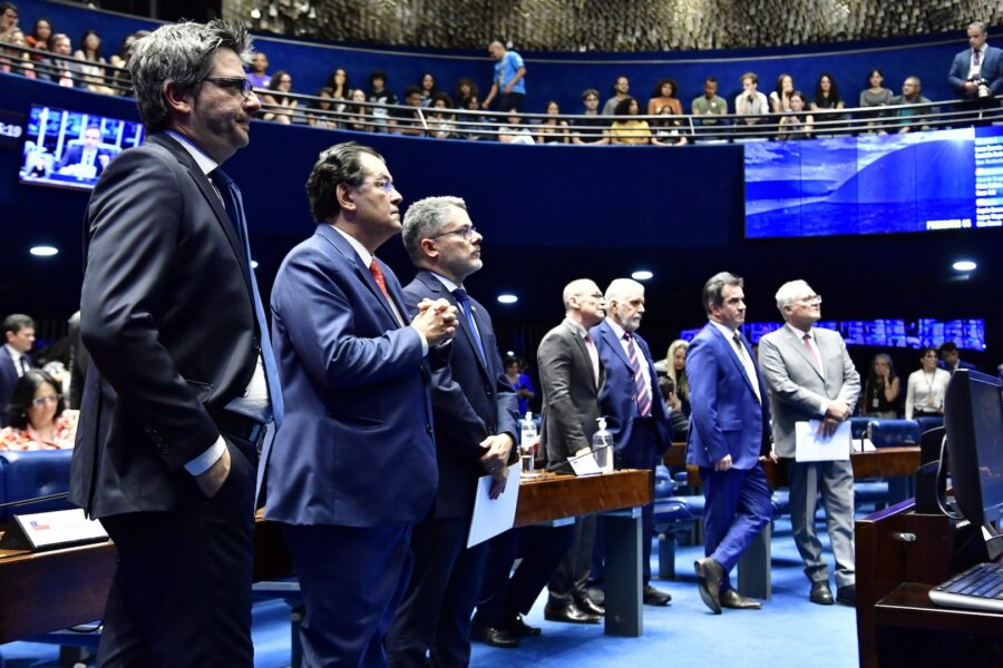 Senador Eduardo Braga (MDB-AM), relator da reforma tributária, no plenário do Senado ao lado de líderes da Casa Alta nesta terça-feria (24)

Foto: Waldemir Barreto/Agência Senado