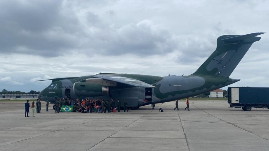 Voo com mais 69 pessoas pousou às 10h48 deste sábado no Aeroporto do Galeão. Foto: Governo Brasileiro