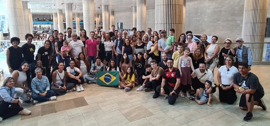 Brasileiros pegam o terceiro voo da FAB no aeroporto de Israel com destino ao Brasil. Foto: Itamaraty