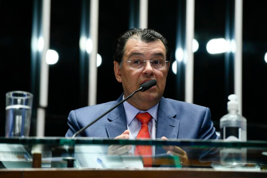 O relator da tributária, senador Eduardo Braga (MDB-AM), fará a leitura do seu parecer na CCJ do Senado nesta quarta-feira (25)

Foto: Roque de Sá/Agência Senado