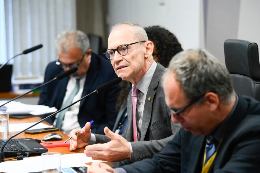 O senador Fabiano Contarato (PT-ES) é o relator no Senado da proposta de nova lei da PM

Foto: Marcos Oliveira/Agência Senado