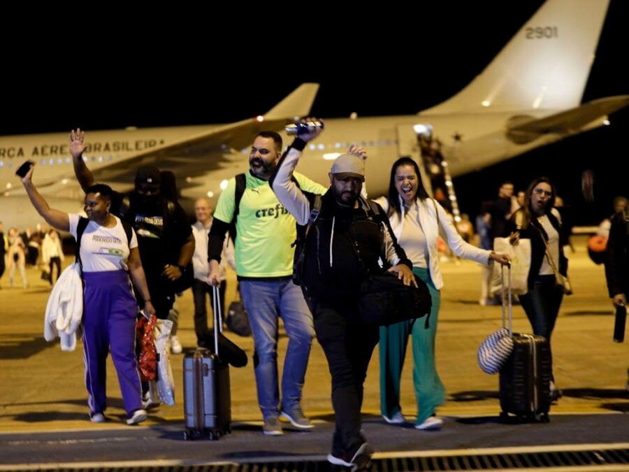 Brasília (DF) 11/10/2023 - O primeiro avião da FAB trazendo 211 brasileiros de Israel aterrissa às 4h da manhã, na Base Aérea de Brasília. A operação de resgate, denominada Voltando em Paz, começou no domingo (8) com a saída da aeronave do Brasil com destino à Itália e, de lá, para Tel Aviv (capital israelense), de onde os brasileiros embarcaram.
Foto: Joédson Alves/Agência Brasil