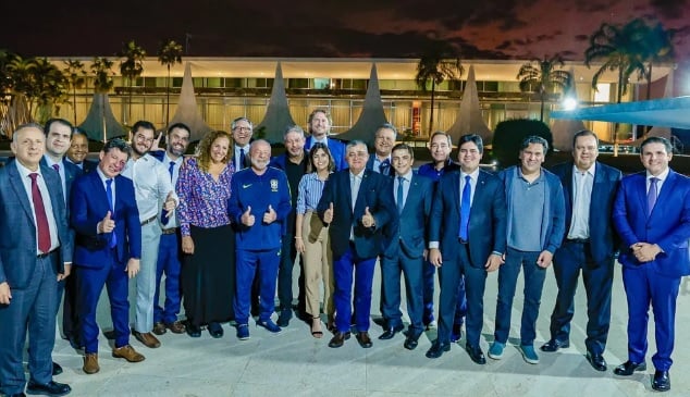 Lula em encontro com o presidente da Câmara, Arthur Lira, e parlamentares após aprovação de propostas econômicas do governo em julho. Foto: Cláudio Kbene/PR