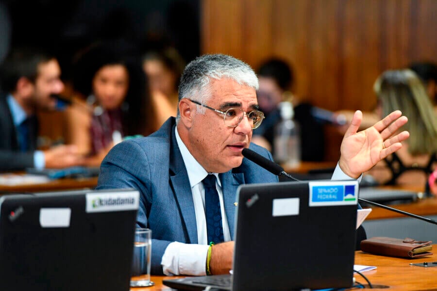 O senador Eduardo Girão (Novo-CE) é o autor da emenda criticada por clubes de futebol no projeto de regulação das apostas. Foto: Roque de Sá/Agência Senado