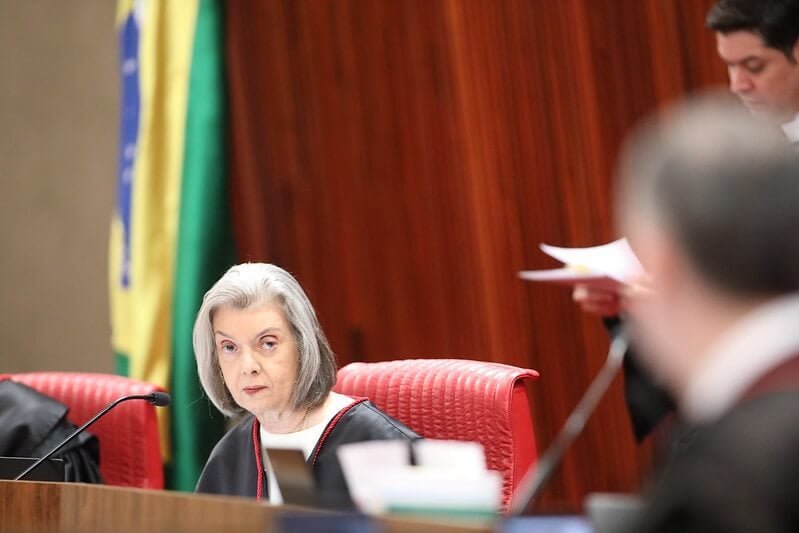 Os ministros do TSE acompanharam o entendimento da relatora, ministra Cármen Lúcia, para quem a fusão atendeu a todos os requisitos legais e formais, como a aprovação de novo estatuto nacional, por exemplo. A nova legenda autorizada pelo TSE deve ter o número 25 na urna. Com isso, o PTB e o Patriota deixam de existir. 
Foto: Alejandro Zambrana/Secom/TSE