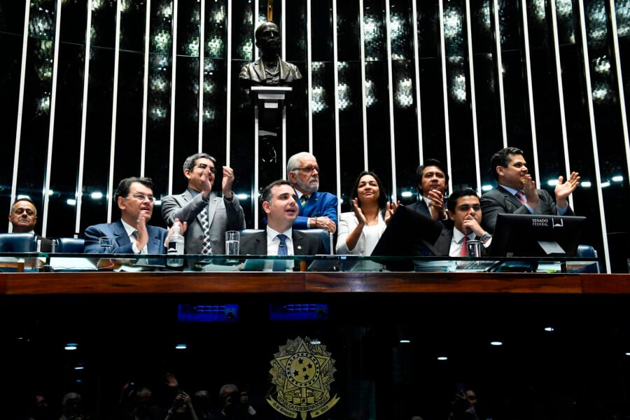 Parlamentares na Mesa Diretora do Senado comemoram a aprovação da reforma tributária. Foto: Roque de Sá/Agência Senado