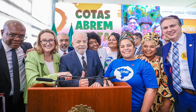 Deputada Maria do Rosário (PT-SP) - de verde, ao lado do presidente Lula -compartilha de uma frase da filósofa norte-americana Angela Davis para definir a luta contra o racismo.
Foto: Ricardo Stuckert / PR