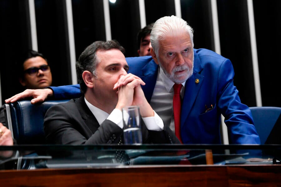 O presidente do Senado, Rodrigo Pacheco (PSD-MG), com o líder do governo na Casa, Jaques Wagner (PT-BA). A medida é polêmica e, se for devolvida por Pacheco, será a primeira derrota do presidente Lula (PT) junto ao Congresso em 2024.. Foto: Jefferson Rudy/Agência Senado