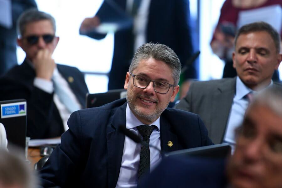 O senador Alessandro Vieira foi o relator da taxação de super-ricos na CAE e manteve o mesmo texto da Câmara, fazendo emendas somente de redação

Foto: Edilson Rodrigues/Agência Senado