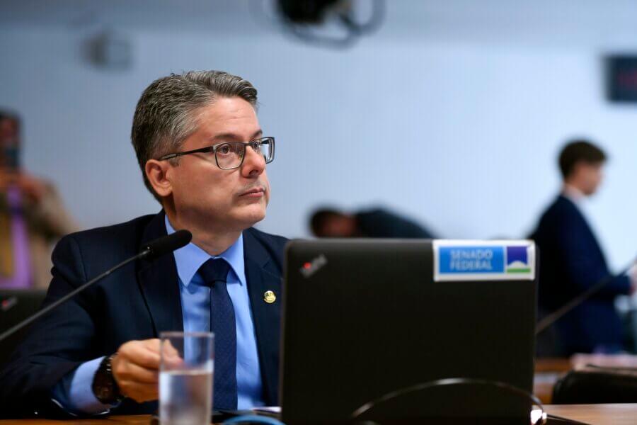 O senador Alessandro Vieira já leu seu relatório, que deve ser discutido e votado depois do pedido de mais tempo de análise por parte dos senadores na CAE

Foto: Edilson Rodrigues/Agência Senado