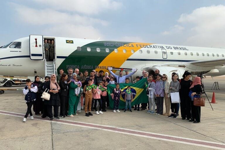 Grupo de Gaza reunido à frente da aeronave presidencial no Aeroporto Internacional do Cairo, no Egito. momentos antes da partida para o Brasil. Foto: GOV.BR/FAB