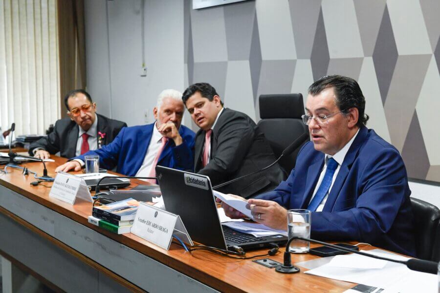 O relator da tributária, senador Eduardo Braga (MDB-AM), lê seu parecer; expectativa é de que texto seja aprovado

Foto: Roque de Sá/Agência Senado