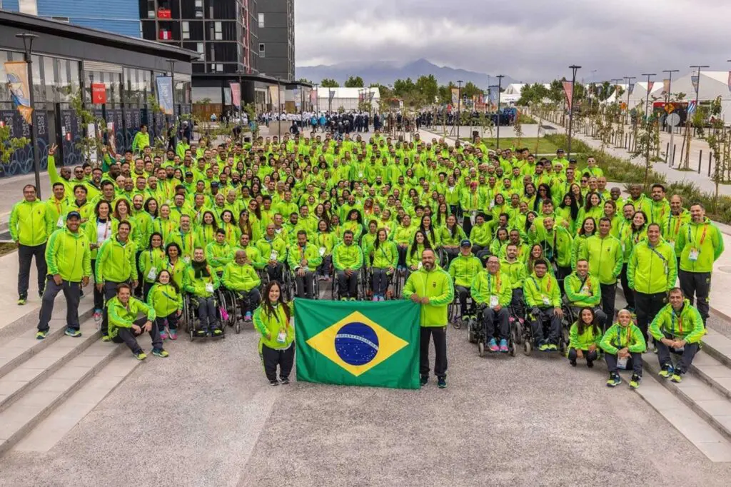 Delegação do Brasil posa para foto na Vila Parapan-Americana em Santiago | Foto: Ale Cabral / CPB