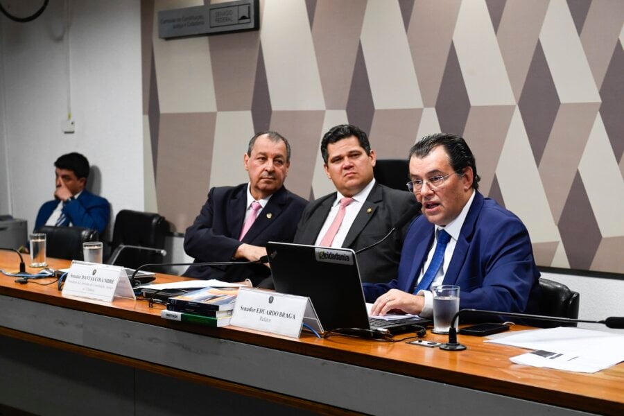 O relator da reforma tributária, senador Eduardo Braga (MDB-AM), lê seu parecer na CCJ, em 25 de outubro

Foto: Roque de Sá/Agência Senado