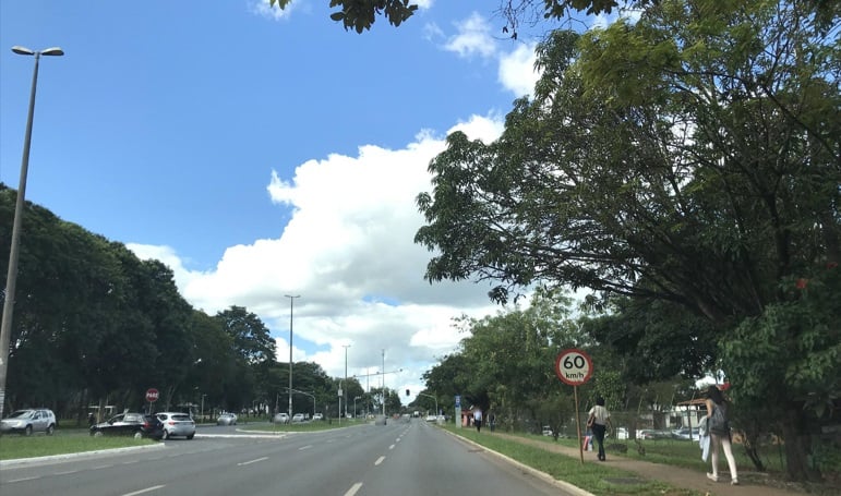 Fruto da avareza de economizar com uma obra mal feita, torre erguida na região central de Brasília conspurca a pureza de uma via criada na década de 60. Foto: Wikipedia