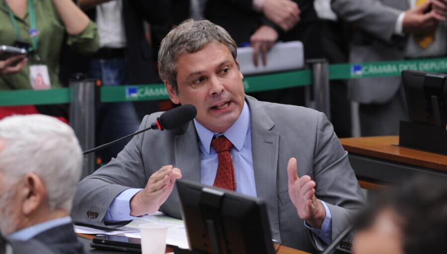 O deputado Lindbergh Farias (PT-RJ) apresentou duas emendas individuais ao projeto da Lei de Diretrizes Orçamentárias (LDO) para alterar a meta fiscal

Renato Araújo/Câmara dos Deputados