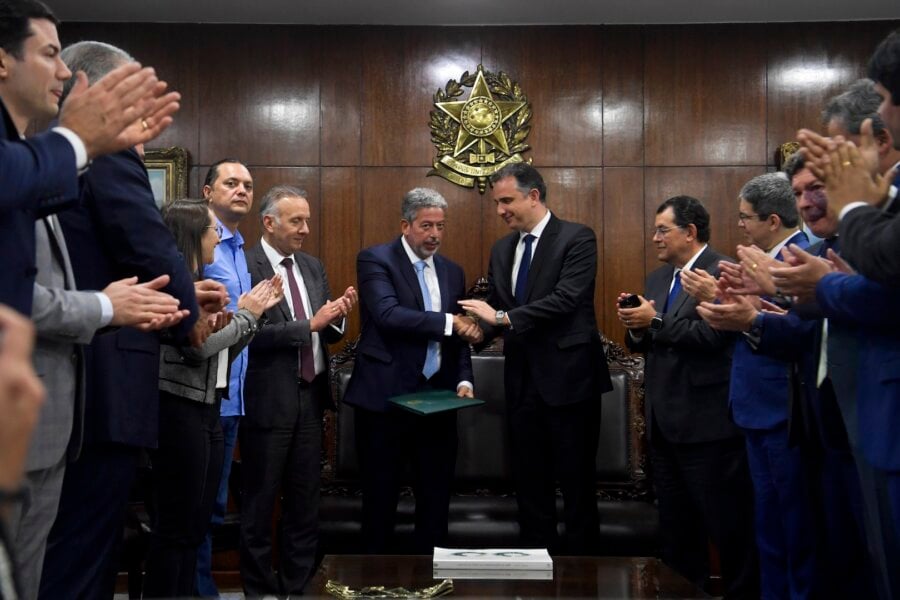 O presidente da Câmara, Arthur Lira (PP-AL), entrega ao presidente do Senado, Rodrigo Pacheco (PSD-MG), o texto da reforma tributária, em agosto

Foto: Jonas Pereira/Agência Senado