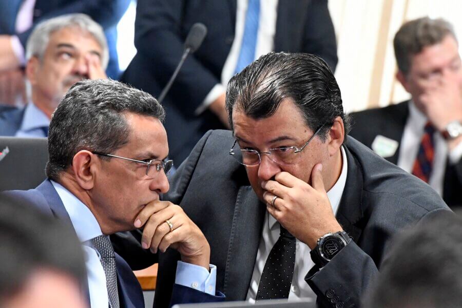 O senador Mecias de Jesus, autor da emenda sobre o gás de cozinha, e o senador Eduardo Braga, relator da reforma tributária.

Foto: Edilson Rodrigues/Agência Senado