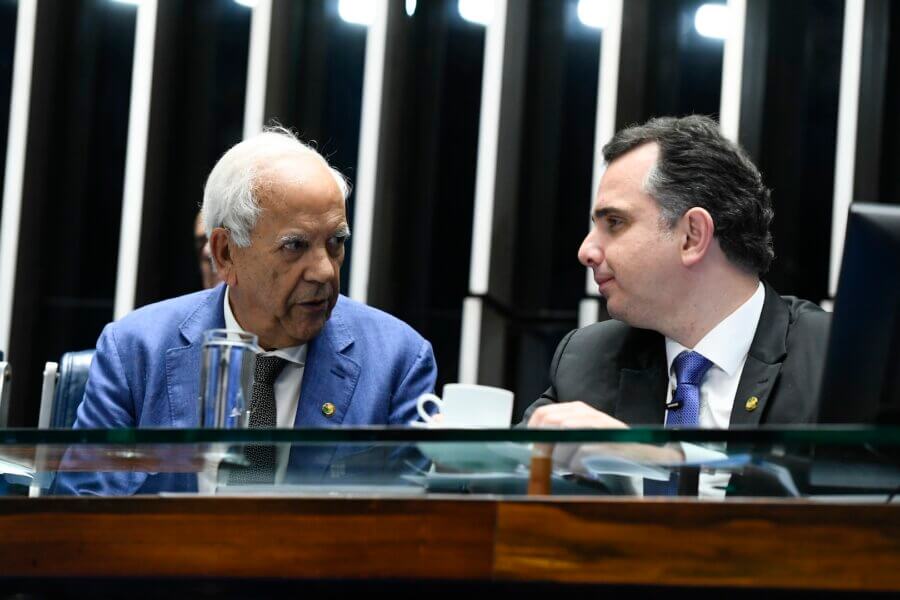 Oriovisto Guimarães, autor da PEC que limita poderes do STF, e Rodrigo Pacheco, presidente do Senado
Foto: Marcos Oliveira/Agência Senado