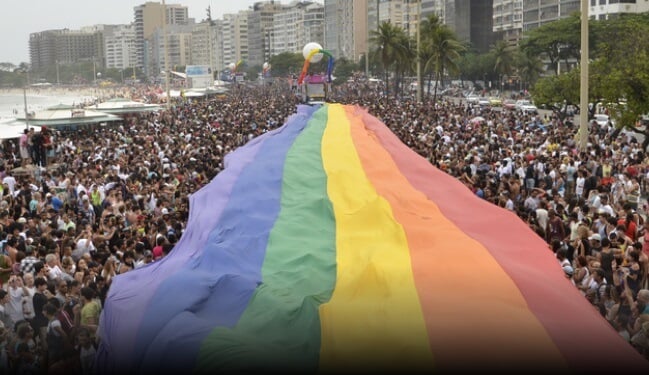 Parada LGBTQIA+ no Rio reúne milhares de pessoas. Foto: Agência Brasil