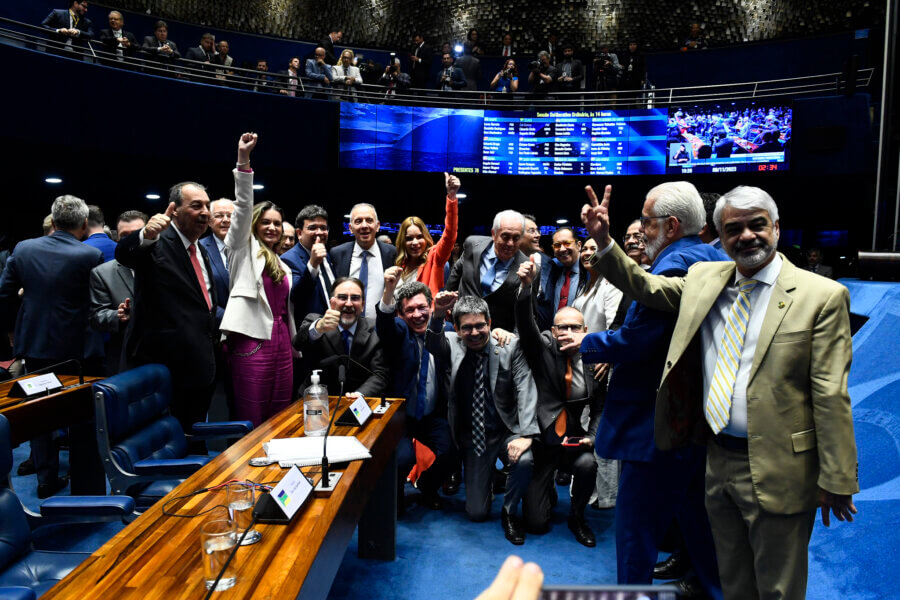 Senadores e deputados governistas comemoram aprovação reforma tributária no Senado

Foto: Roque de Sá/Agência Senado