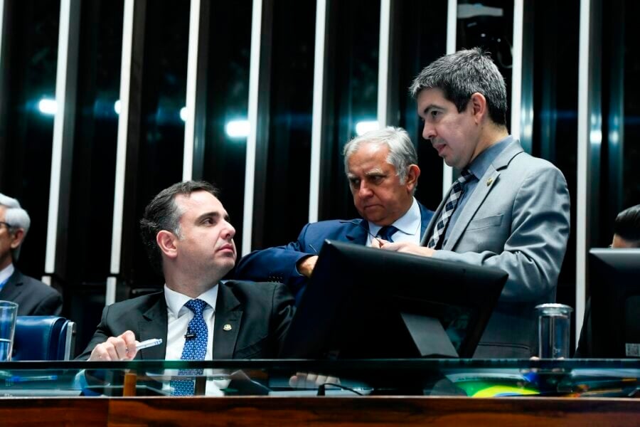 Rodrigo Pacheco, Izalci Lucas e Randolfe Rodrigues durante sessão do Senado; análise de vetos do marco temporal é demanda da oposição

Foto: Marcos Oliveira/Agência Senado