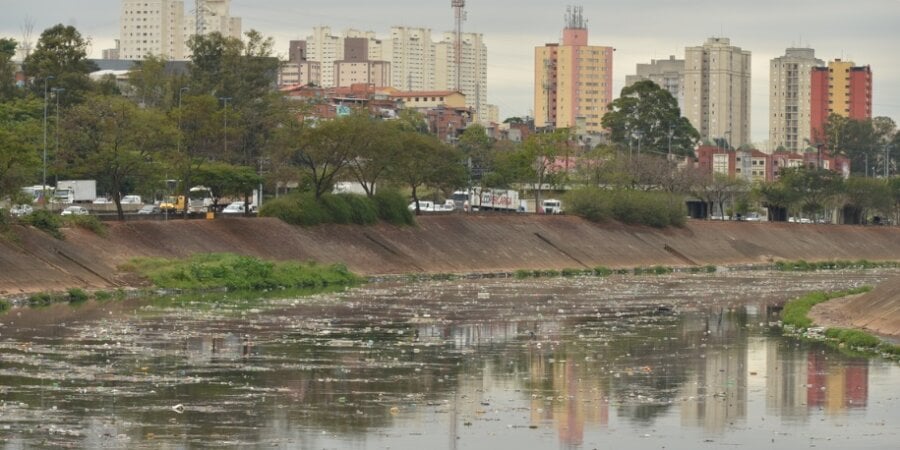 Embora ações de despoluição tenham se intensificado, situação de rios como o Tietê demandam novas soluções contra crise climática. Foto: Rovena Rosa/ABr