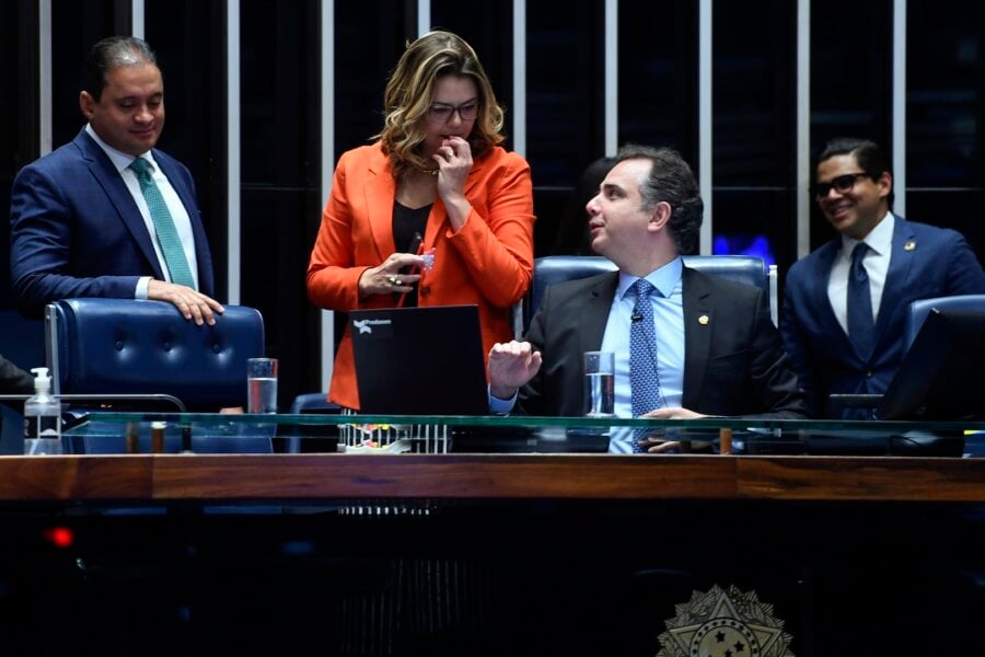 O relatório do senador Weverton (PDT-MA) foi aprovado no plenário; ao lado dele a senadora Leila Barros (PDT-DF) e o presidente do Senado Federal, senador Rodrigo Pacheco (PSD-MG)

Foto: Edilson Rodrigues/Agência Senado