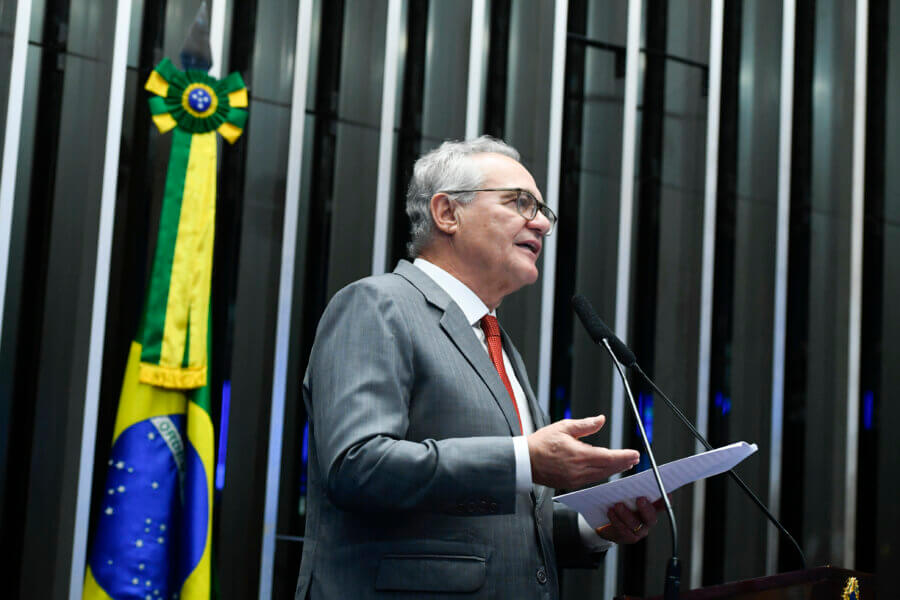 O presidente da Câmara dos Deputados, Arthur Lira (PP-AL), e o senador Renan Calheiros (MDB-AL), inimigos políticos declarados, sentam-se na mesma mesa de negociações nesta terça-feira (12), diante do presidente Lula (PT) , para tratar da crise ambiental em torno da mina da Braskem. Na foto, o senador Renan Calheiros.
Foto: Marcos Oliveira/Agência Senado